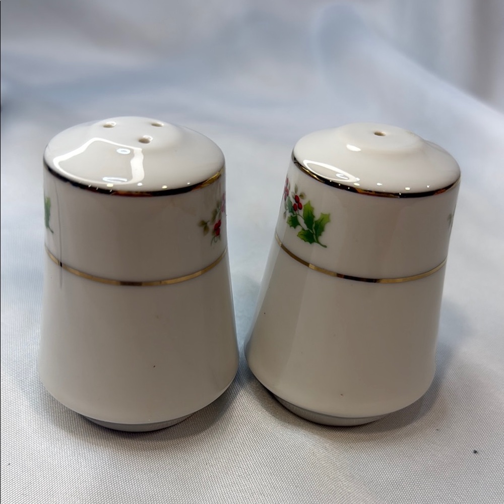 Vintage Lefton, Holly Berry Garden Salt and Pepper Shakers, White with Gold Trim - Picture 3 of 7